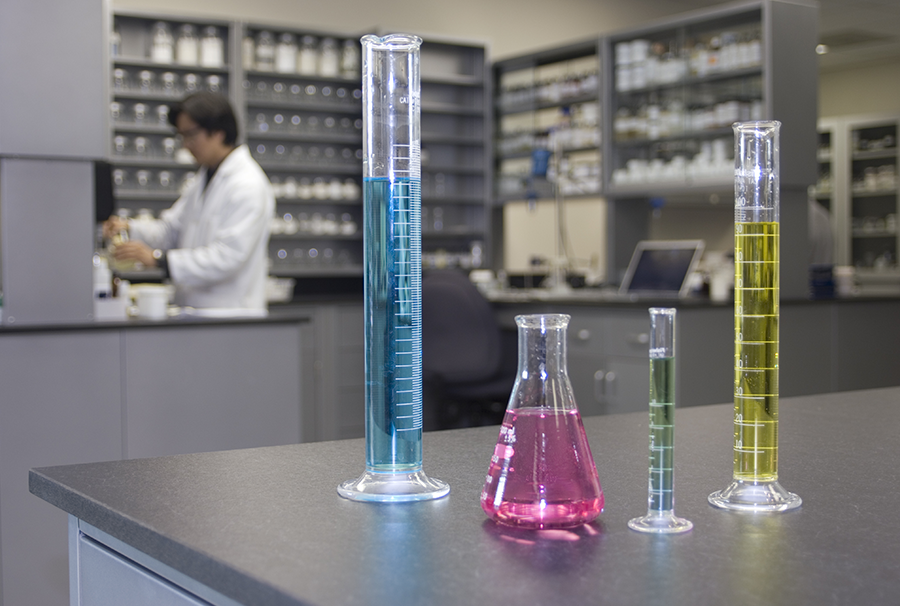 4 different beakers with different liquids in them